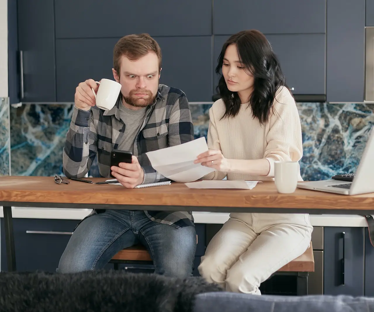 Casal analisando suas dividas no papel