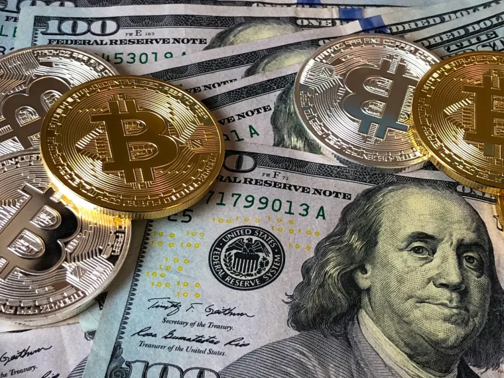 Moedas de Bitcoin e notas de 100 dólares Base do investidor