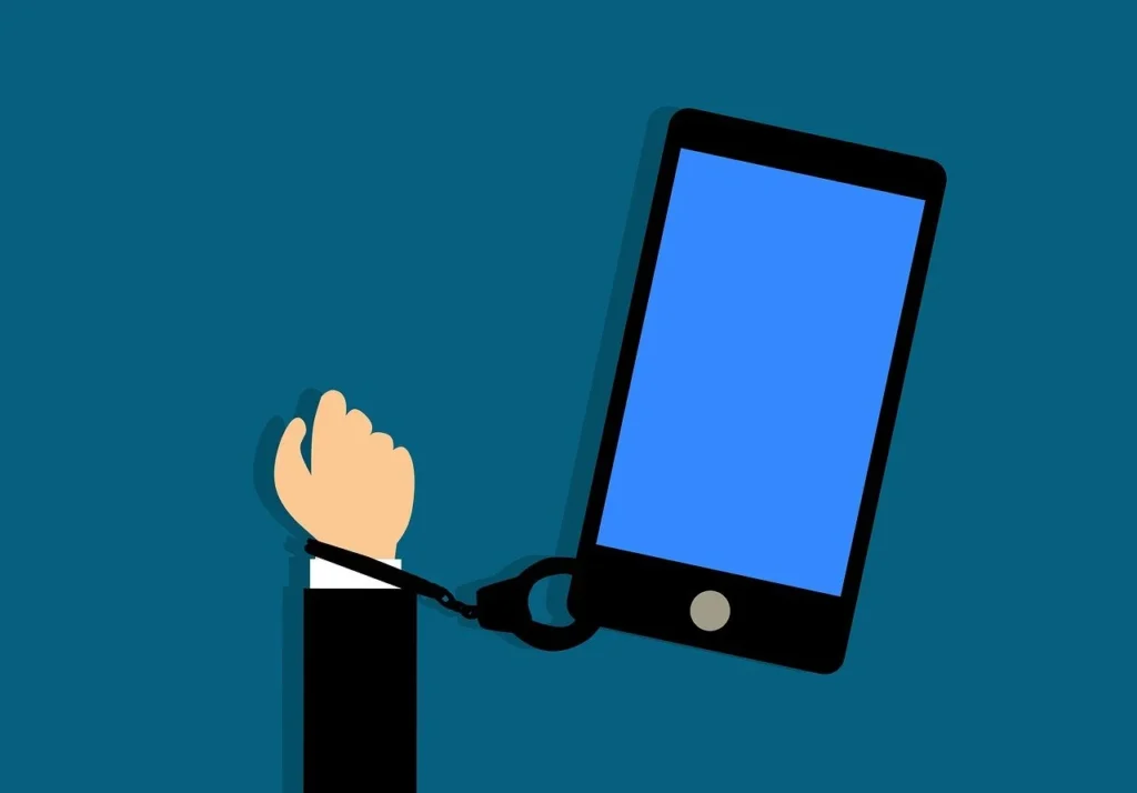 Celular acorrentado no braço